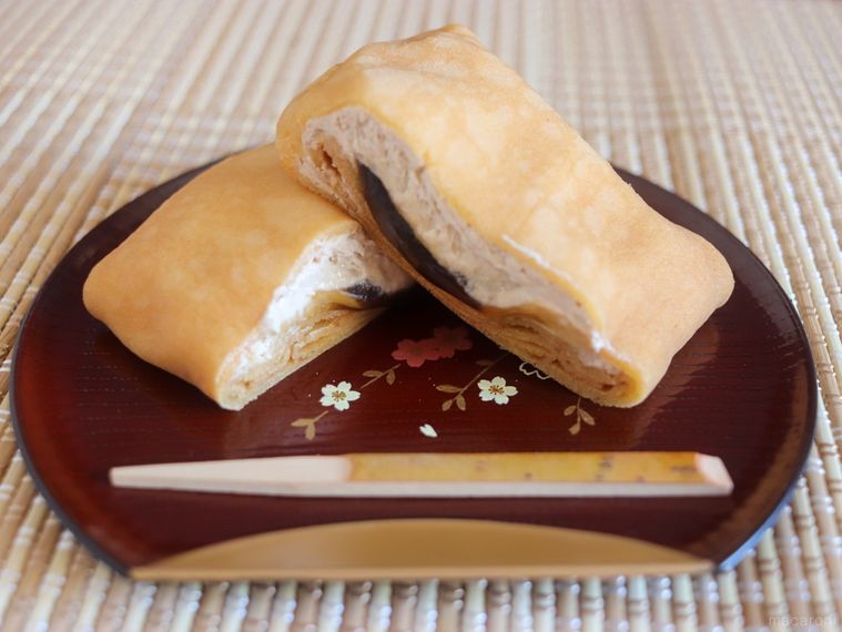 切り分けたモンテール桔梗信玄もちもちクレープを和皿に並べている様子