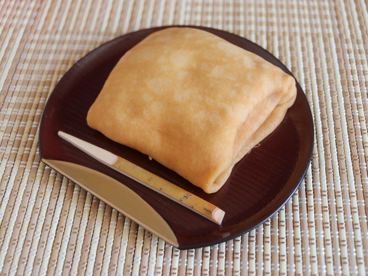 和皿にモンテール桔梗信玄もちもちクレープと爪楊枝が置かれている