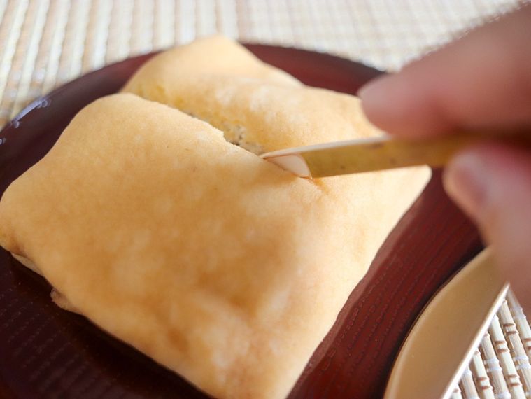 モンテール桔梗信玄もちもちクレープを爪楊枝で半分に切っている様子