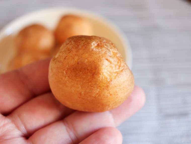 モンテール9Pチーズクリームプチシューをひとつ、手のひらにのせている