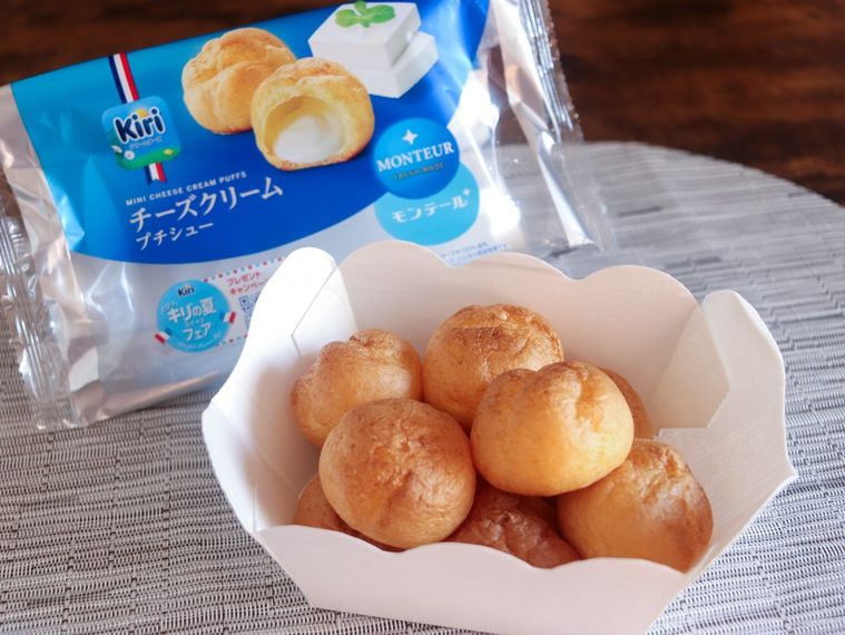モンテール9Pチーズクリームプチシューの包装と中身をテーブルの上に並べている