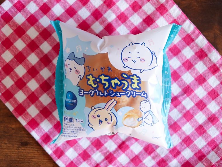 未開封のモンテールむちゃうまヨーグルトシュークリームを赤いランチョンマットの上に置いている