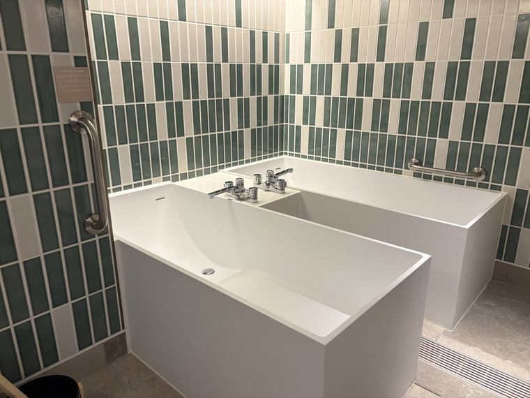 大きなバスタブが2台置かれたサウナエリア