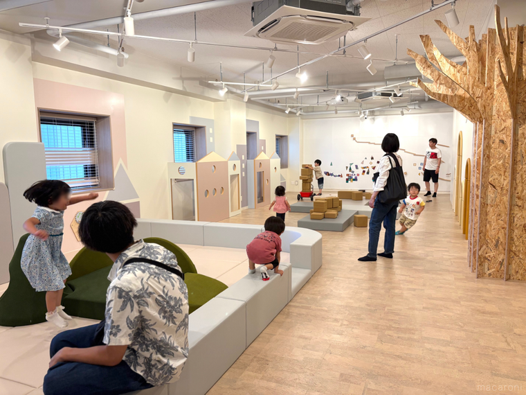 リラックスエリアのキッズスペースではしゃぐ子どもたち