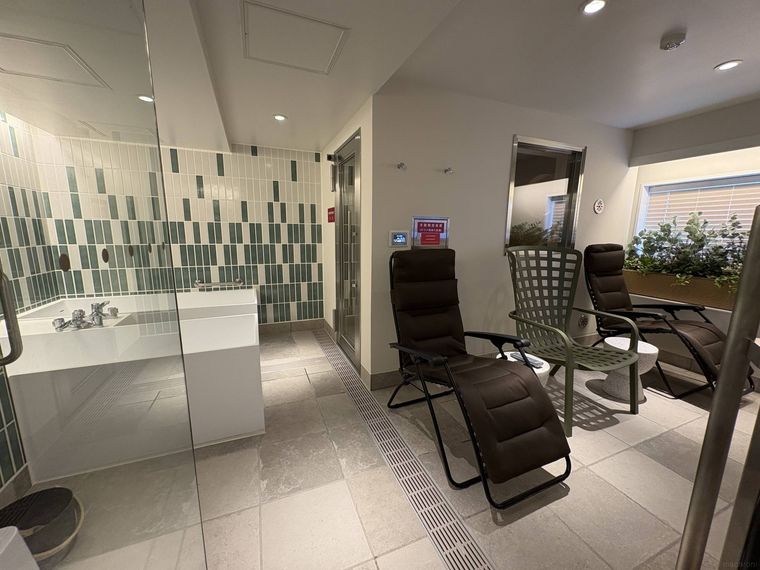 リラックスチェアが完備されたサウナエリア