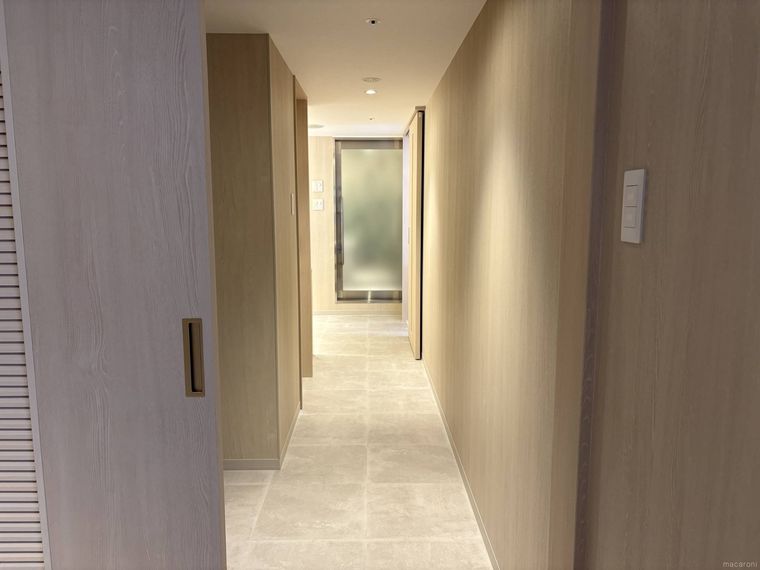 サウナ付き客室の洗面台へ続く廊下