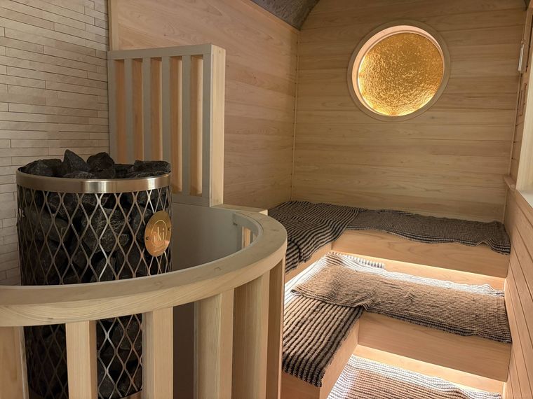 サウナストーブが設置されたサウナ室