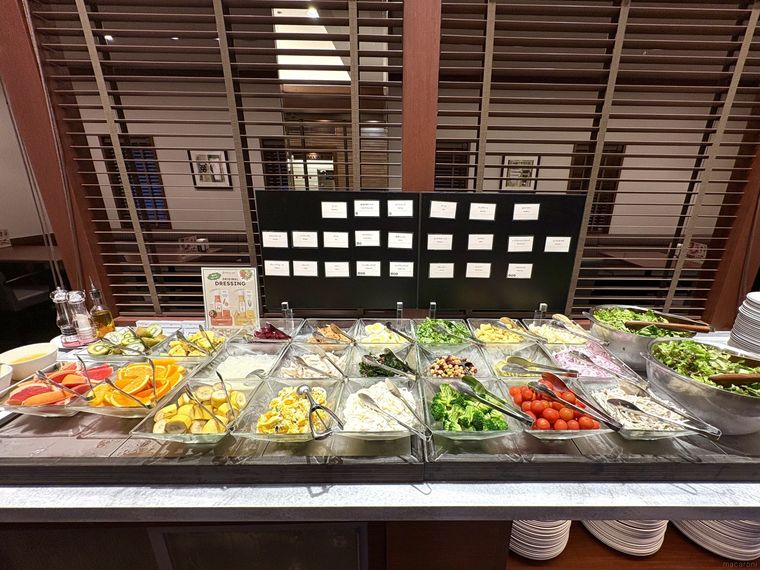 20種類以上の新鮮な野菜とフルーツが並ぶサラダバー