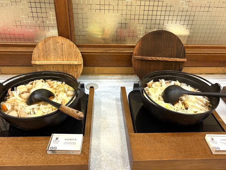 土鍋に入った2種類の芋煮