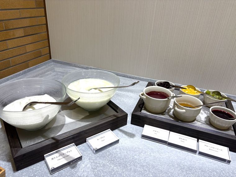 通常タイプと高たんぱくタイプの2種のヨーグルト