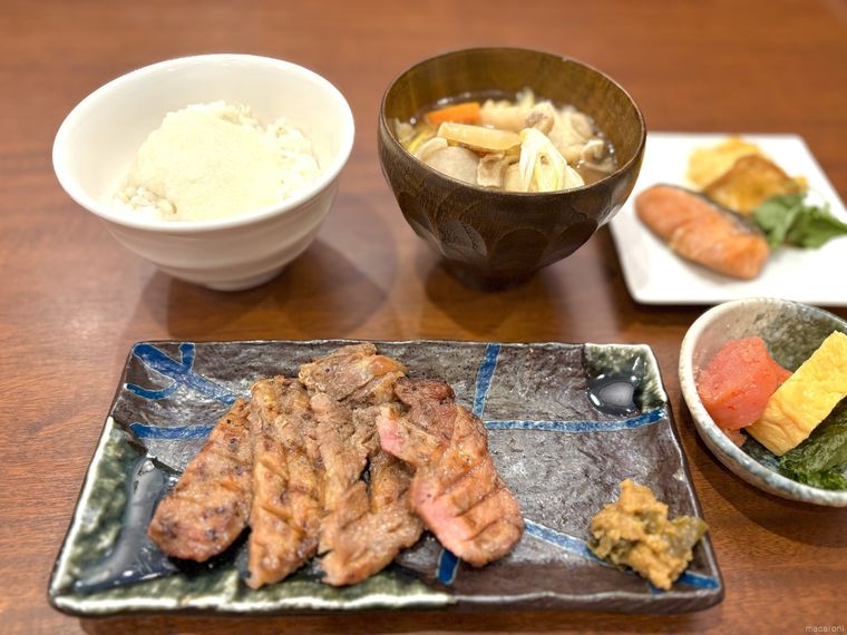 仙台名物 牛たん焼き。ビュッフェコーナーからそろえた定食セット