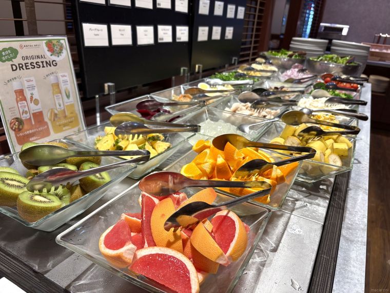 サラダバーにある5種類のフルーツ