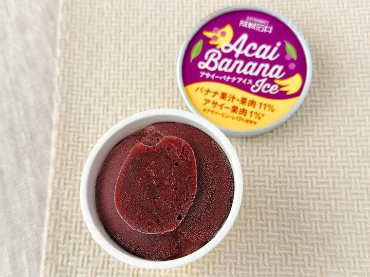 成城石井 アサイーバナナアイス 122mlと蓋が並んでいる様子
