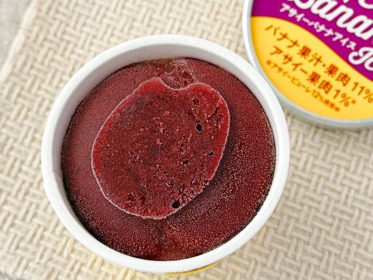 成城石井 アサイーバナナアイス 122mlの蓋を開けた様子