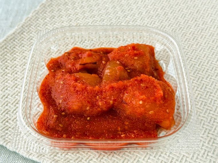 成城石井 たらこキムチ 100gがテーブルの上に置かれている様子