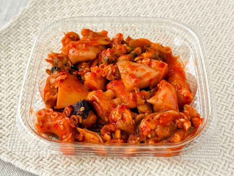 成城石井 たこあさりキムチ 110gがテーブルの上に置かれている様子