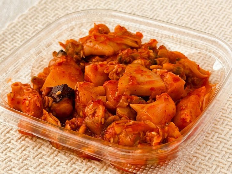 成城石井 たこあさりキムチ 110gの蓋を開けている様子