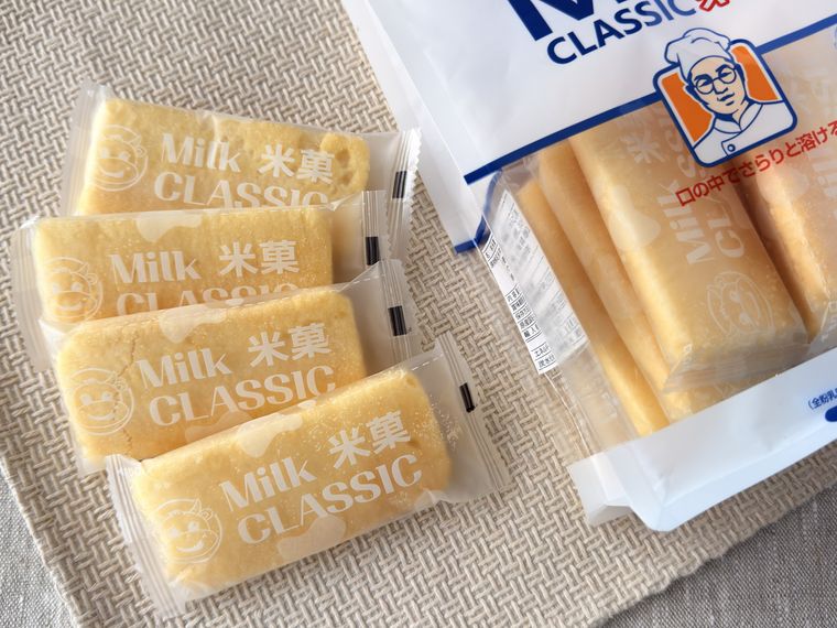 個包装に入ったミルククラシック米菓子が並んでいる様子