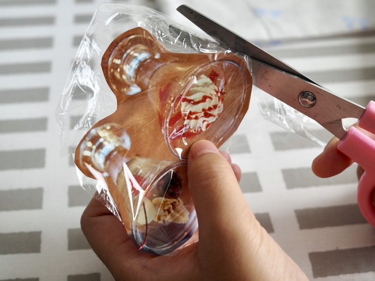 ラップをカットしているところ