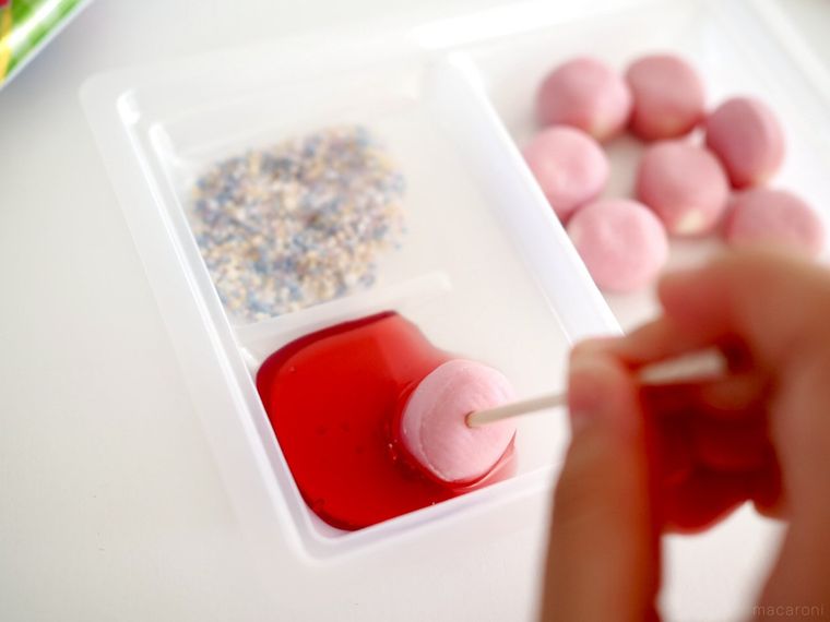 水あめをつけているところ