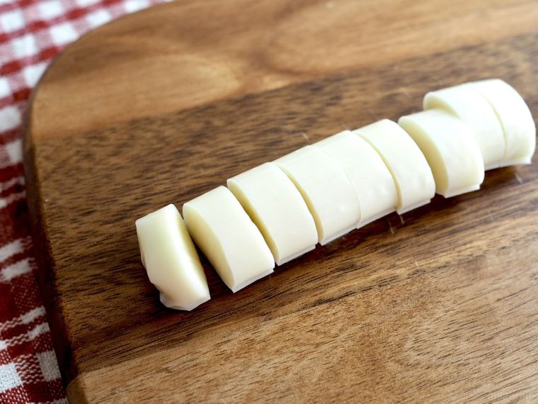 さけるチーズをカットしているところ