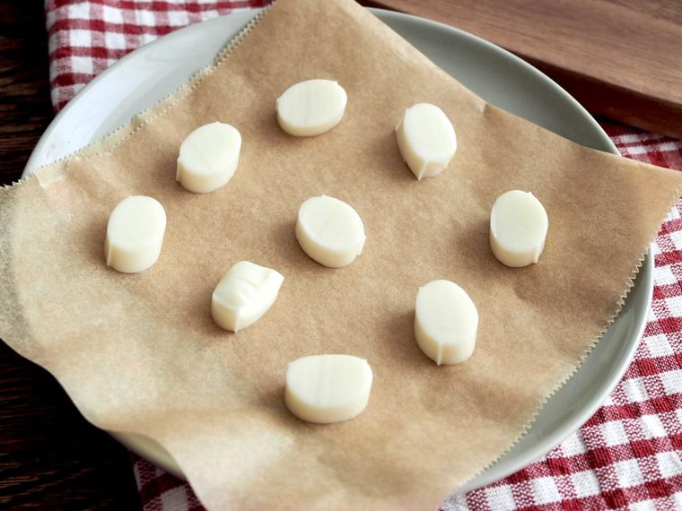 さけるチーズを皿に並べたところ
