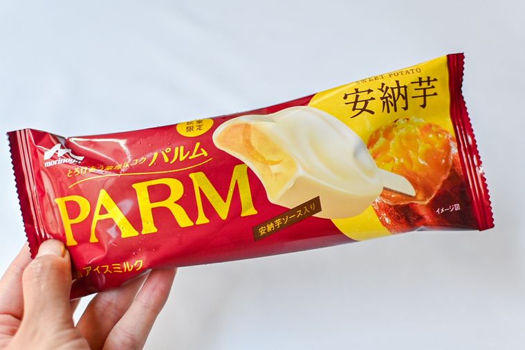 アイスのパッケージを持っているところ