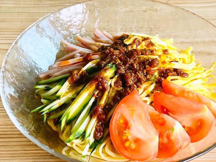 食べる麻辣醤がかかった冷やし中華