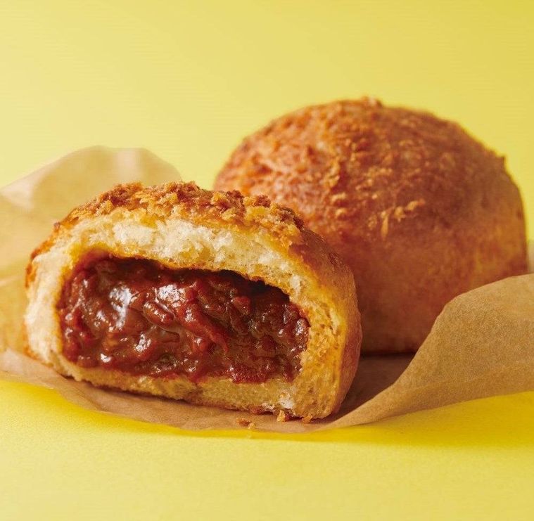 1. BANKAKU焼き海老カレーパン