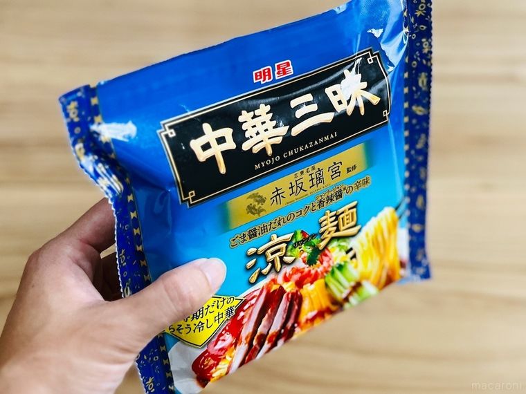 明星 中華三昧 赤坂璃宮 涼麺を手で持っている様子