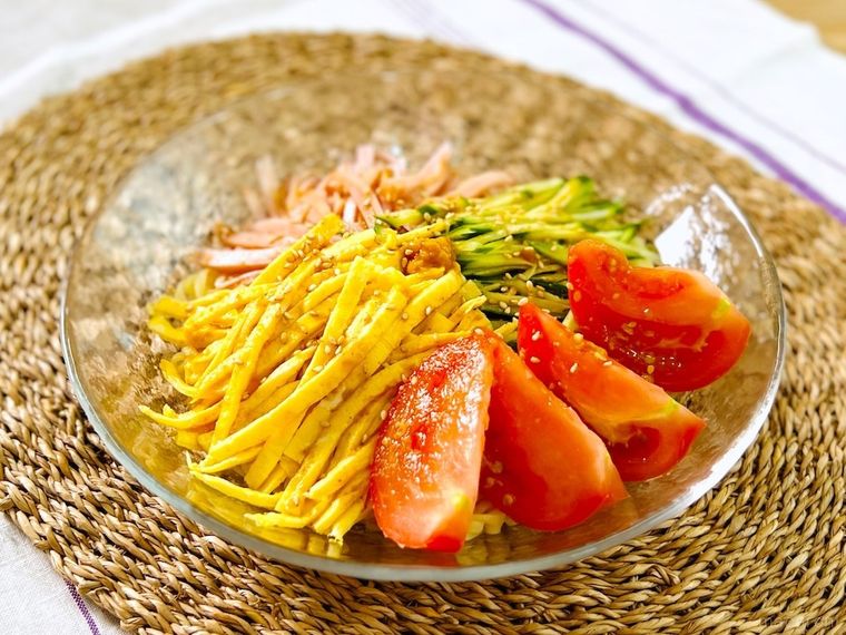 錦糸卵、トマト、きゅうり、ハムがのった冷やし中華