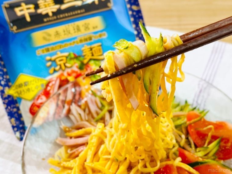 冷やし中華の麺を箸ですくっている様子