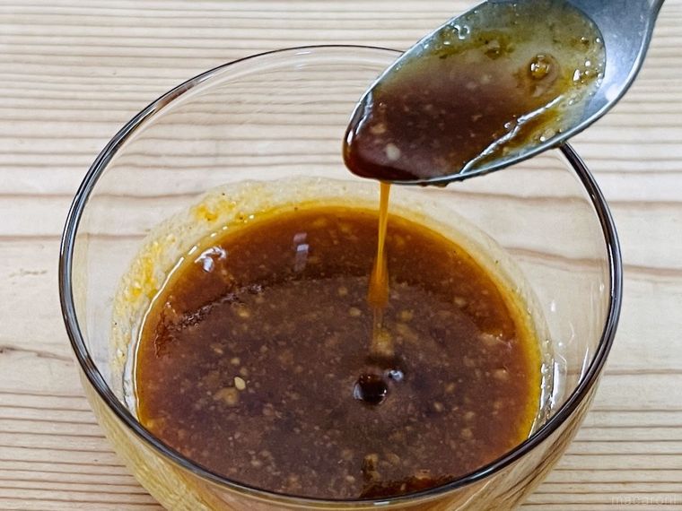 明星 中華三昧 赤坂璃宮 涼麺のたれをスプーンですくっている様子