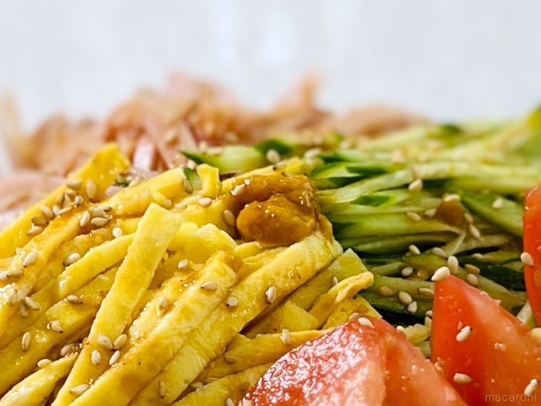 冷やし中華の上にのった香辣醤