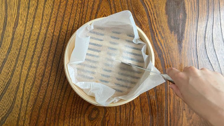 せいろのクッキングシートに穴を開けている様子