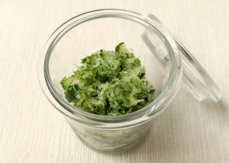 ガラス瓶に入れられたすりおろしきゅうり