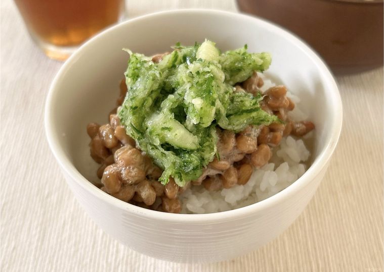 白い茶碗に盛られた納豆すりおろしきゅうり
