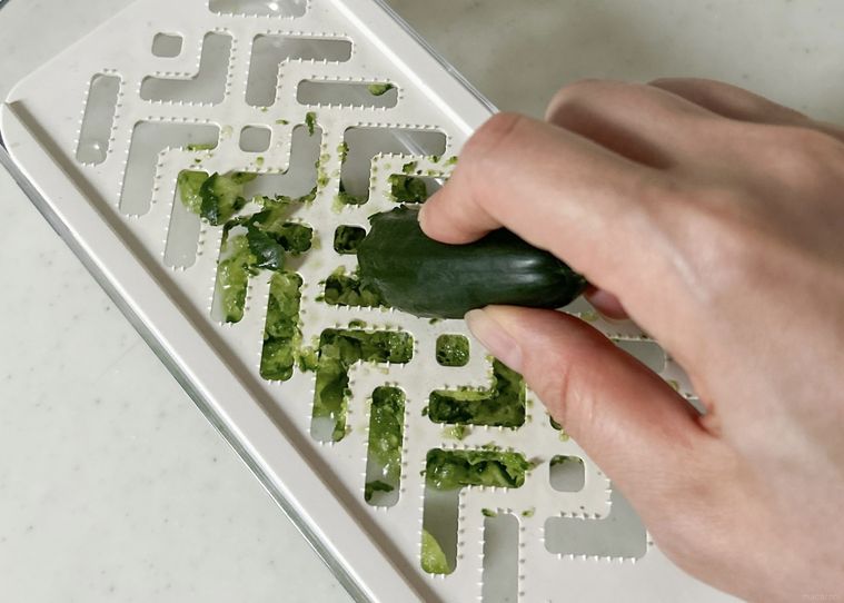 すりおろし器ですりおろされるきゅうり