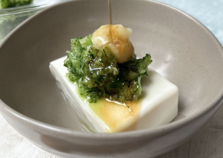 グレーの器に盛られた冷奴とすりおろしきゅうりとおろししょうがと醤油