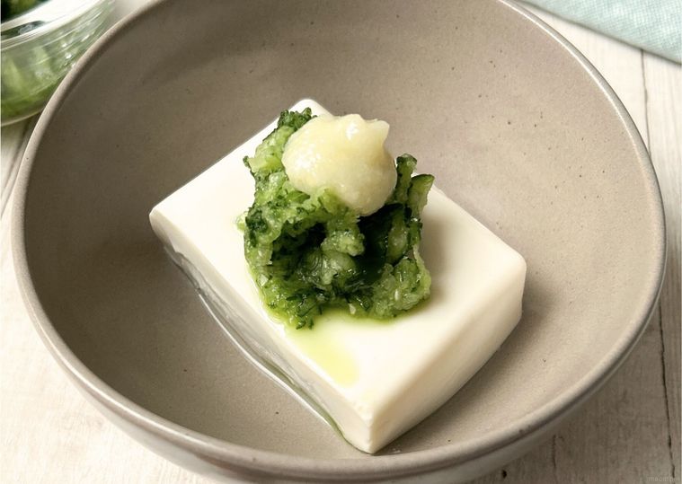 グレーの器にのった冷奴、すりおろしきゅうり、おろししょうが