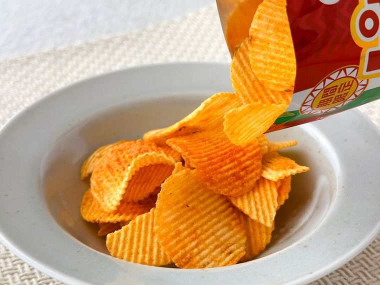 ピザポテト タバスコソース風味を皿に盛り付けている様子