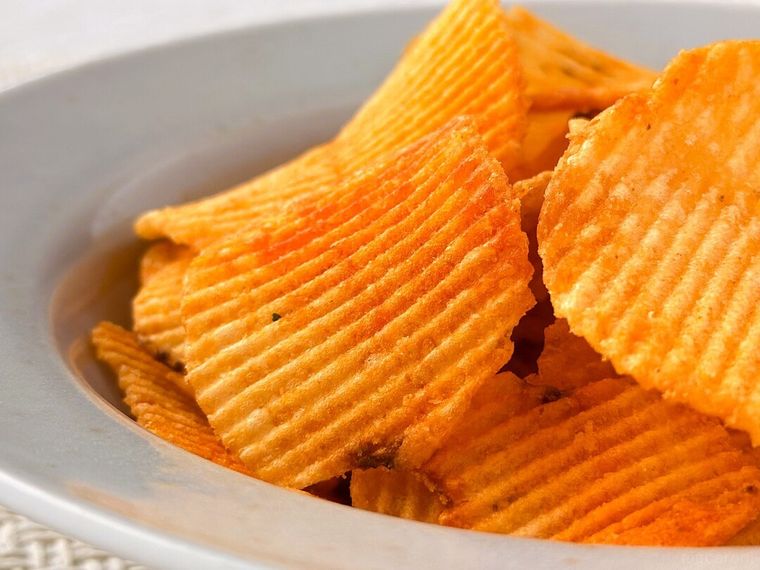 パウダーがついたピザポテト タバスコソース風味