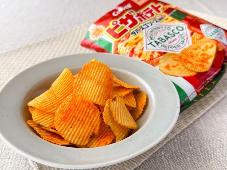 皿に盛り付けられたピザポテト タバスコソース風味とパッケージ