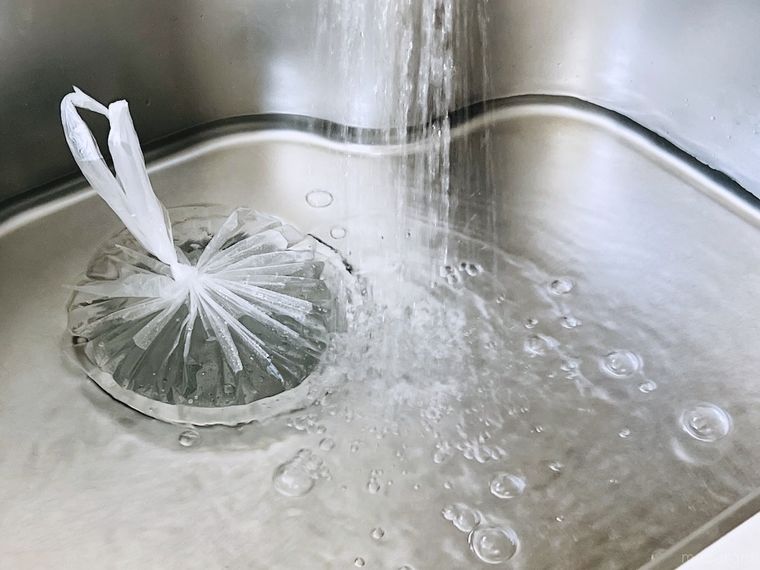 シンクにお湯を張っている様子