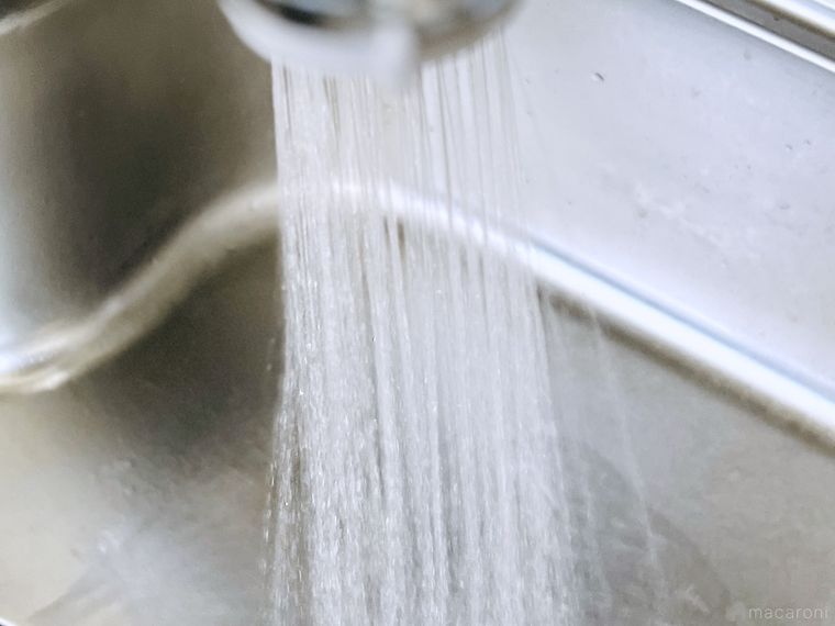 キッチンの排水口にお湯を流している様子