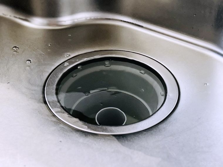 排水口にお湯を一気に流している様子