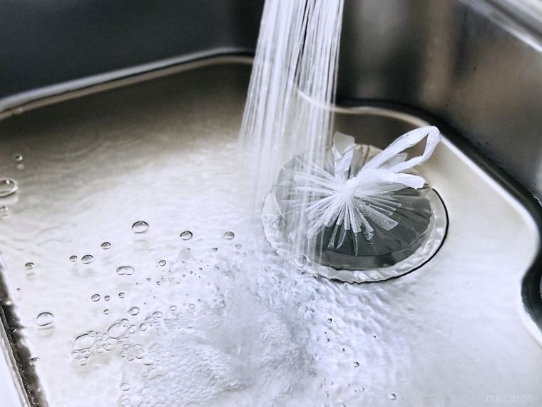 シンクにお湯を張っている様子