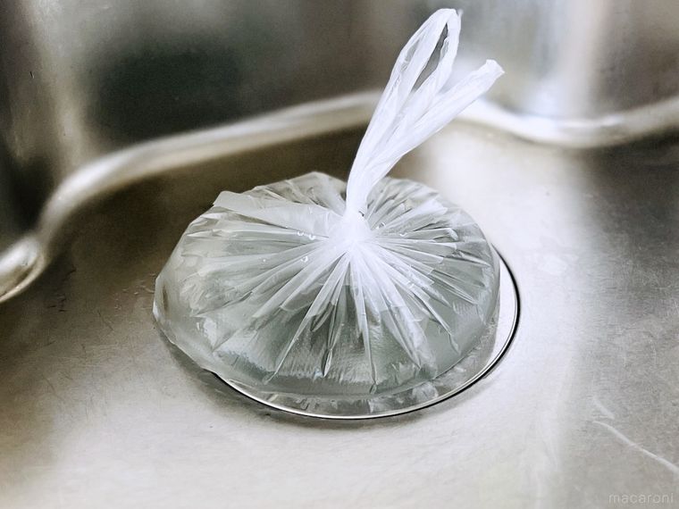 水を入れたポリ袋でキッチンの排水口に栓をした様子