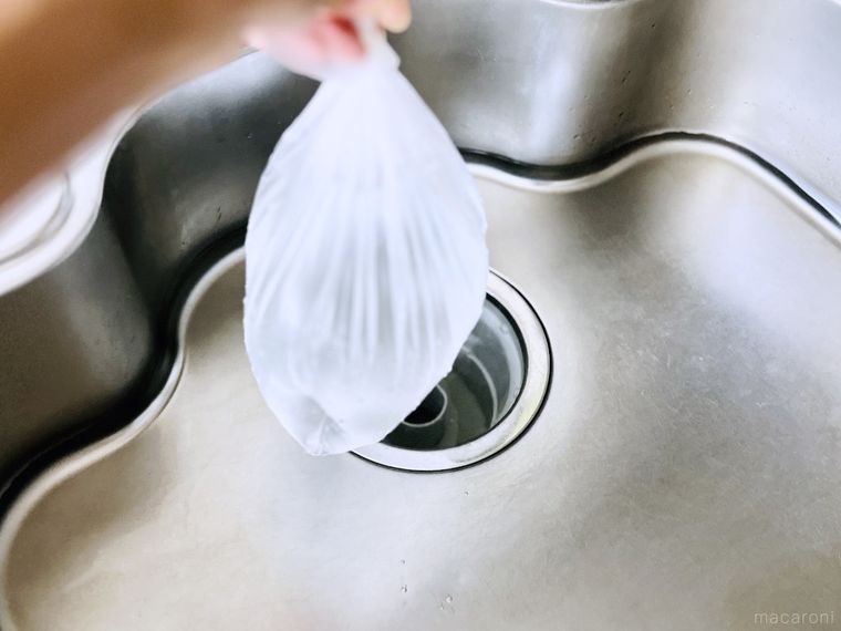 水を入れたポリ袋を手で持っている様子