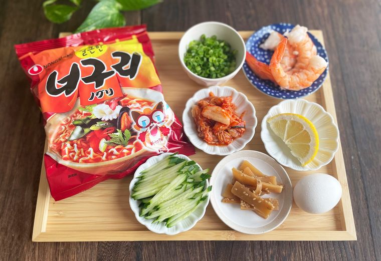 冷たいノグリラーメンの材料をトレーに並べた写真